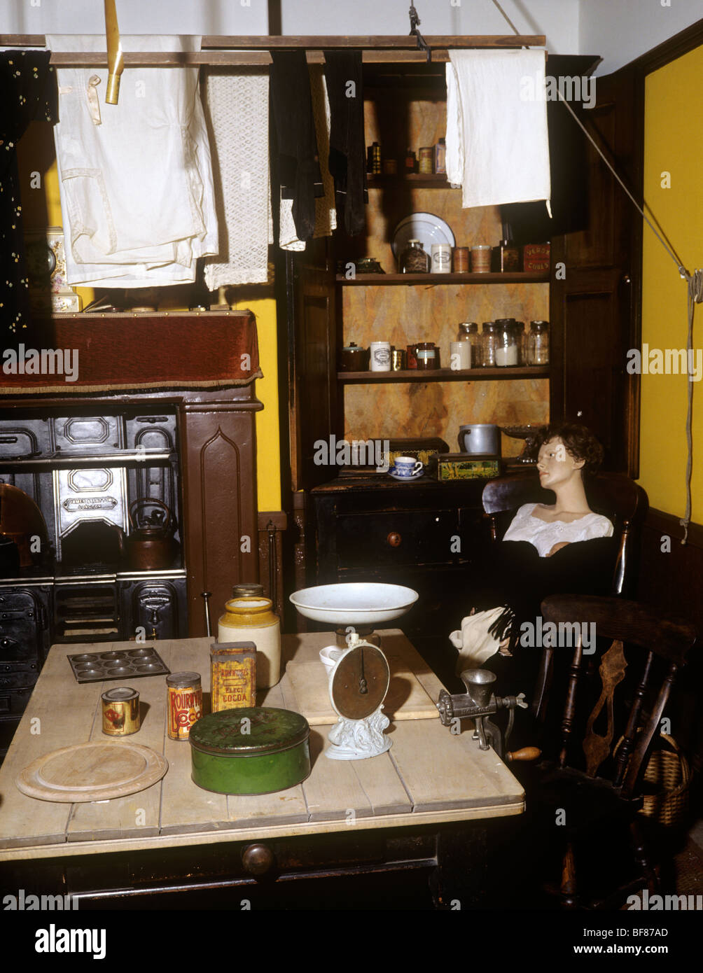 Großbritannien, England, Staffordshire, Stoke-on-Trent Museum, Gemeinschaft History Gallery, Edwardian Küche Stockfoto