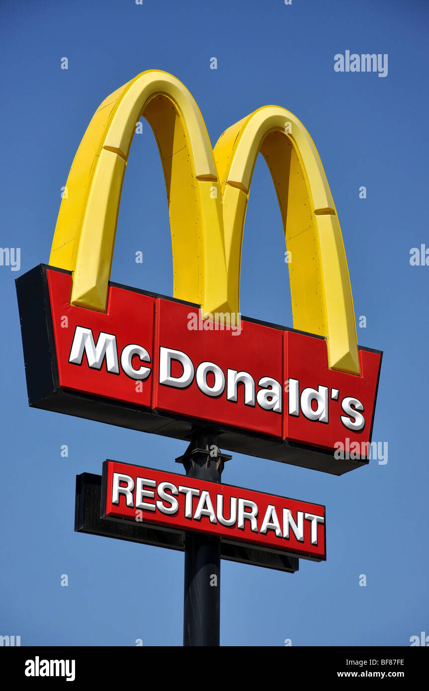 McDonalds Restaurant Schilder, Nissi Avenue, Ayia Napa, Bezirk Famagusta, Zypern Stockfoto