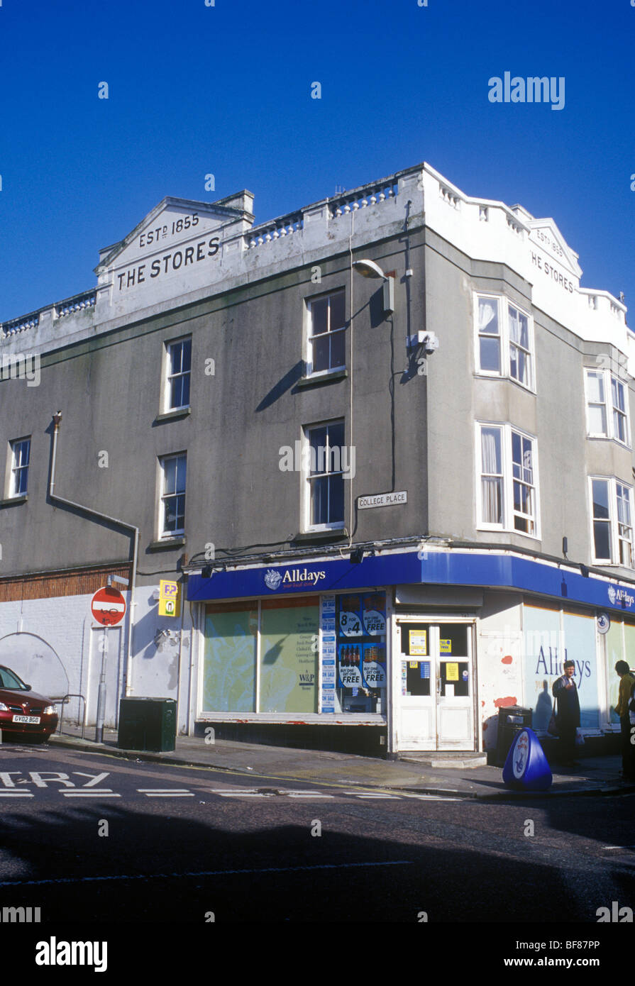 Kemp Town Brighton Sussex UK. Gewöhnliche Straßenecke mit Shop, wie The Stores 1855 gegründet gebaut jetzt tanken Stockfoto