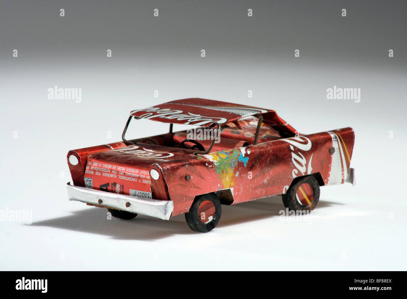 Kubanische gemacht alte Spielzeugauto, made by Coca-cola container Stockfoto