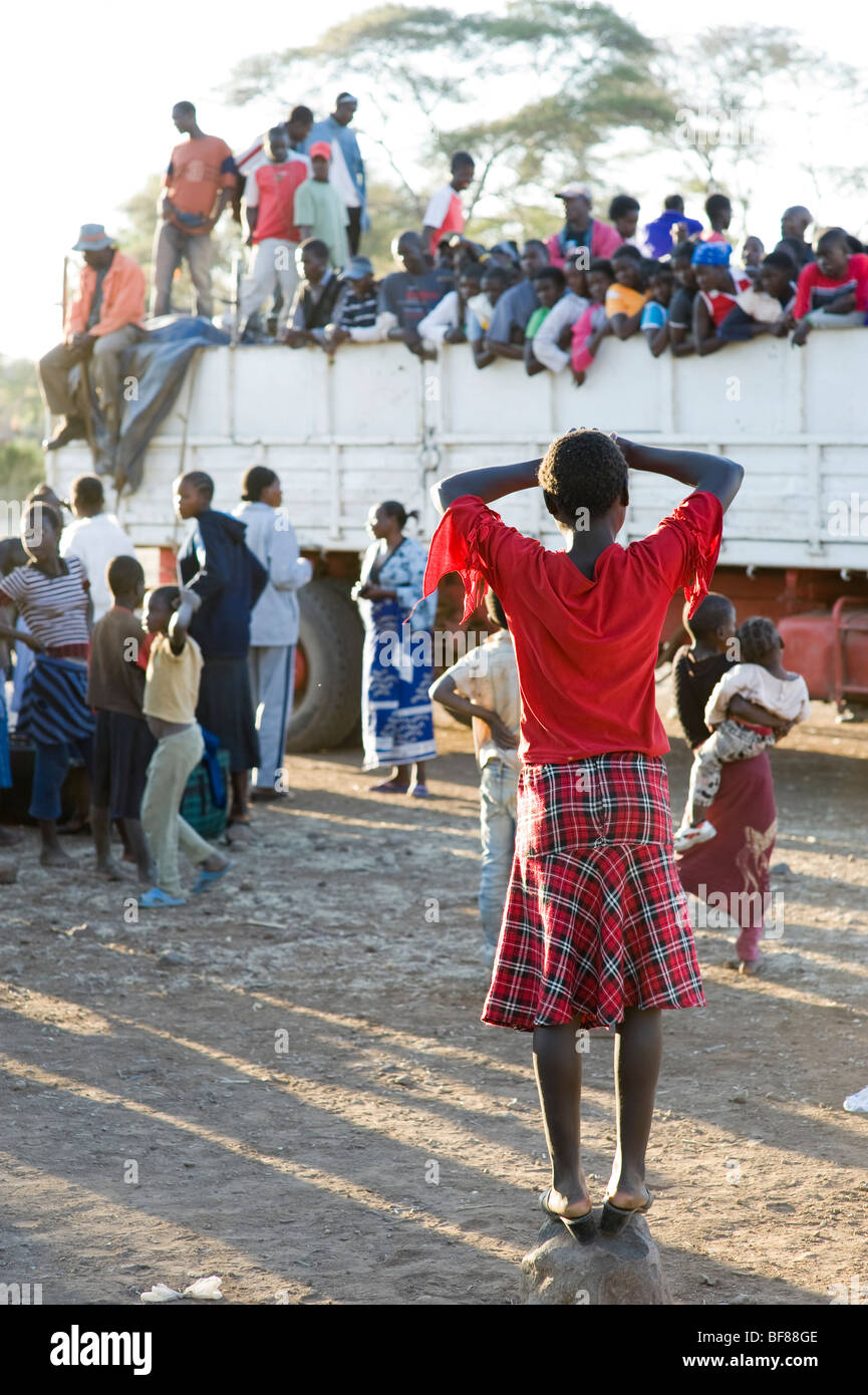 Junge Mädchen beobachten Freunde Board Schule Transport LKW in Sambia Nsongwe Dorf. Stockfoto