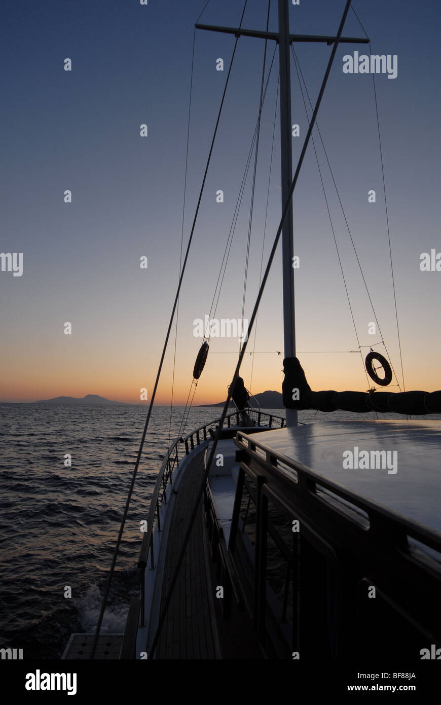 Segelboot bei Sonnenuntergang, in Bodrum, Türkei Stockfoto