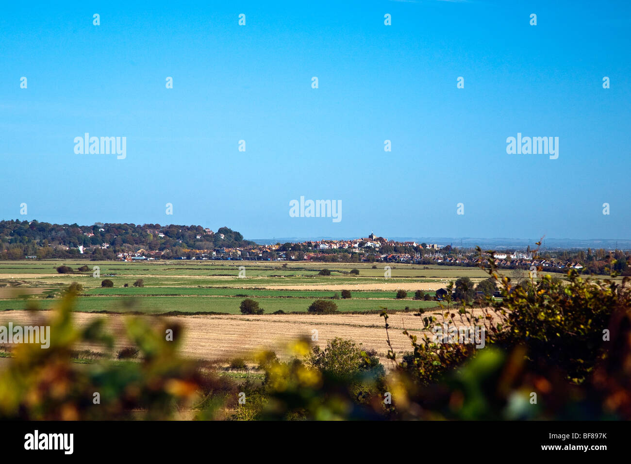 Ein Blick auf Roggen und die umliegende Landschaft aus Winchealsea, East Sussex, England UK 2009 Stockfoto