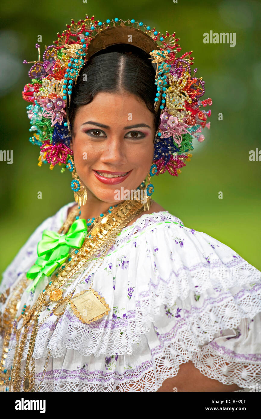 Die Pollera ist das typische Kostüm panamaischer Frauen, das aus zwei separaten Teilen besteht, die aus einem Hemd und einem Rock aus feinem Stoff bestehen. Stockfoto