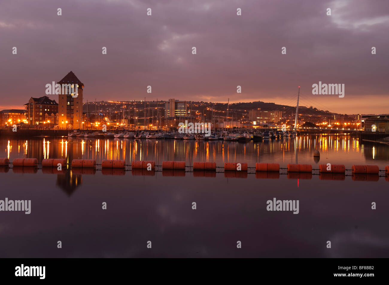 Swansea SA1 Docklands Sanierung Zone in der Nacht, Wales UK Stockfoto