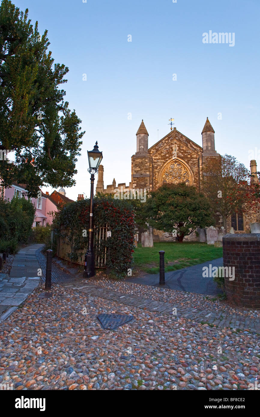 Gebäude auf dem historischen Kopfsteinpflaster Weststraße und Str. Marys Kirche in Rye, East Sussex, England, Grossbritannien 2009 Stockfoto