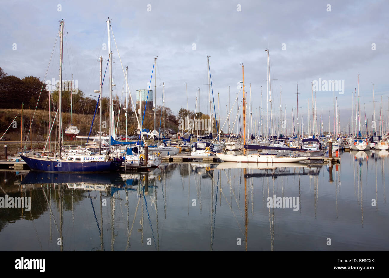 Boote bei Liegeplätze in der Marina, Shotley, Suffolk, England Stockfoto