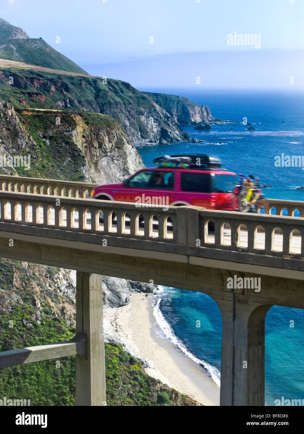 BIXBY BRIDGE Big Sur Küste Rot SUV 4x4 Fahrzeug kreuze Bixby Bridge Big Sur am Cabrillo Hwy 1 Autofahren Autofahren Urlaub Kalifornien Amerika USA Stockfoto