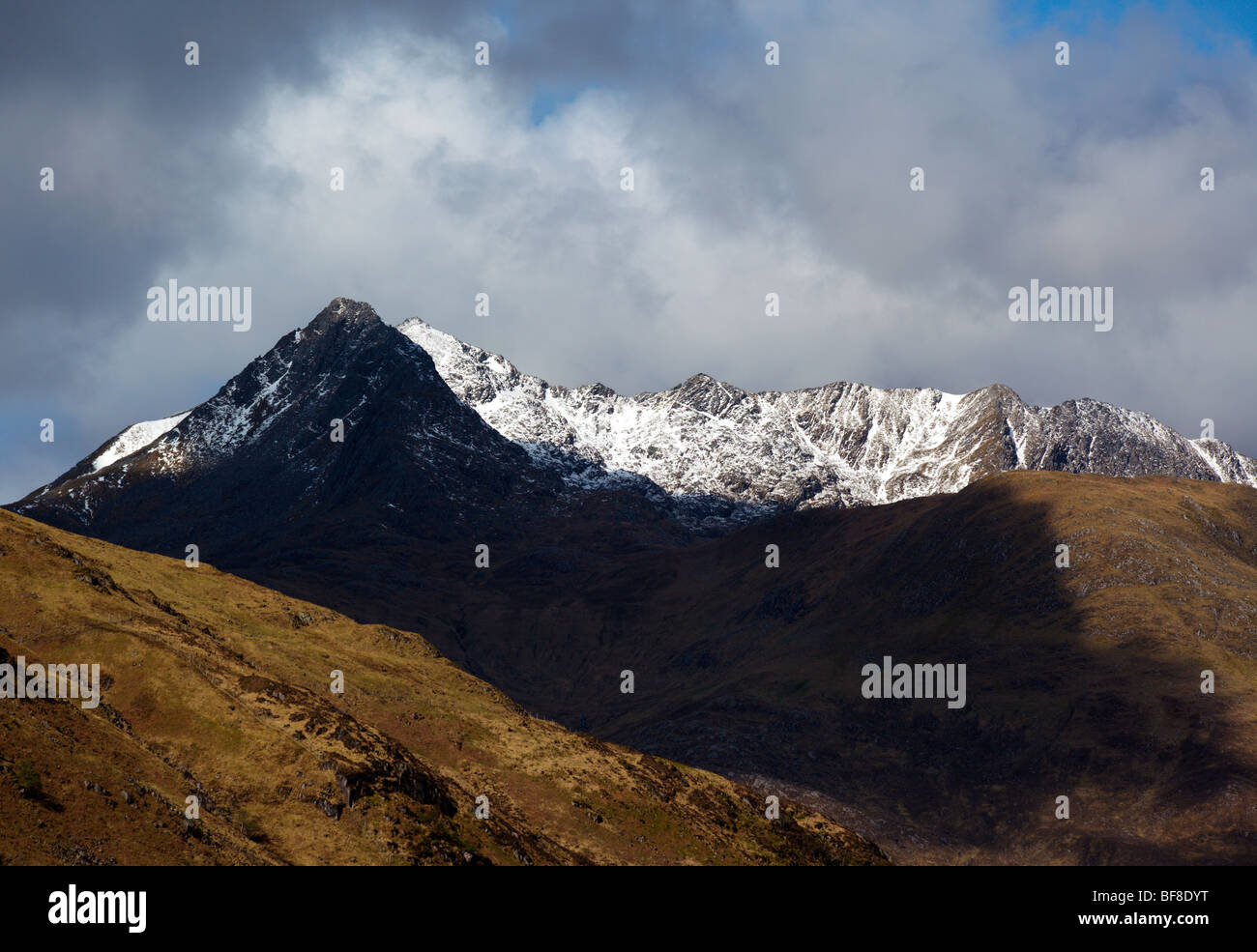 Schottischen Berge im Frühling Schnee im Mai - Sgurr Na Forcan und Sattel Wester Ross Schottland UK Stockfoto
