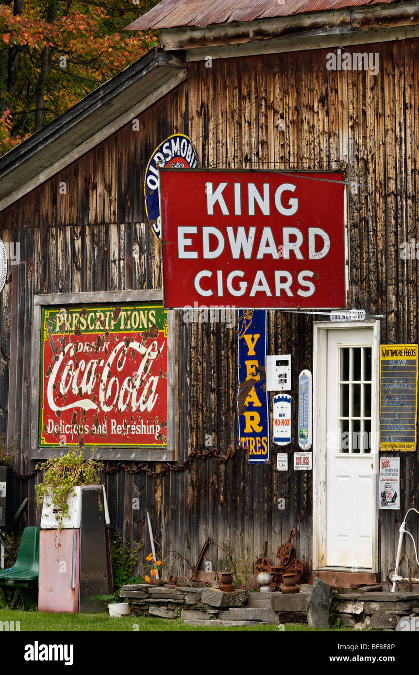 Alte Werbeschilder an der Seite einer Scheune in Caledonia County, Vermont Stockfoto