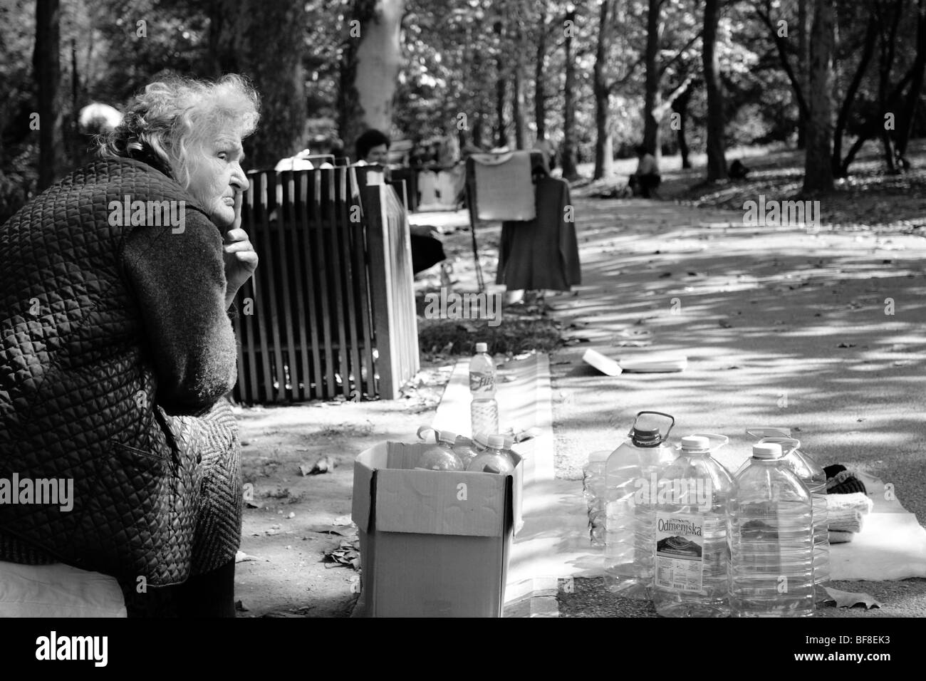 alte Frau Verkauf von leeren Wasserflaschen auf dem Weg zu den Wasserquellen in Vrnjacka Banja, Serbien Stockfoto