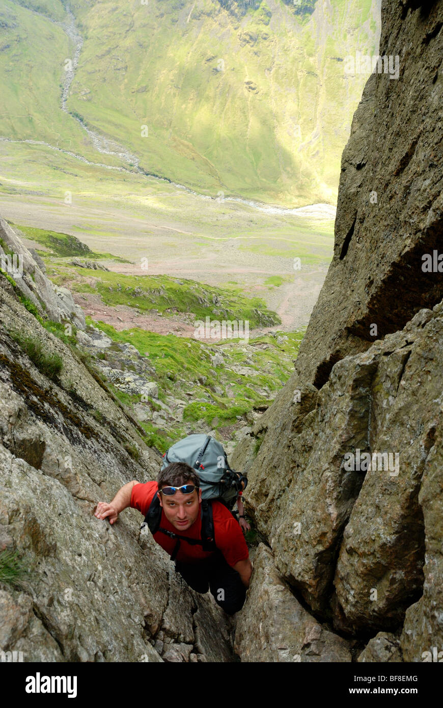 Ein Bergsteiger "Einfädeln der Nadelöhrs" (Klettern hinter einen Nadel) in tiefste, Lake District Stockfoto