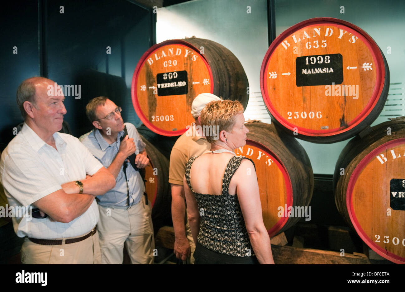 Touristen auf einem Rundgang durch Blandys Madeirawein-Museum und Weinprobe, Funchal, Madeira Stockfoto
