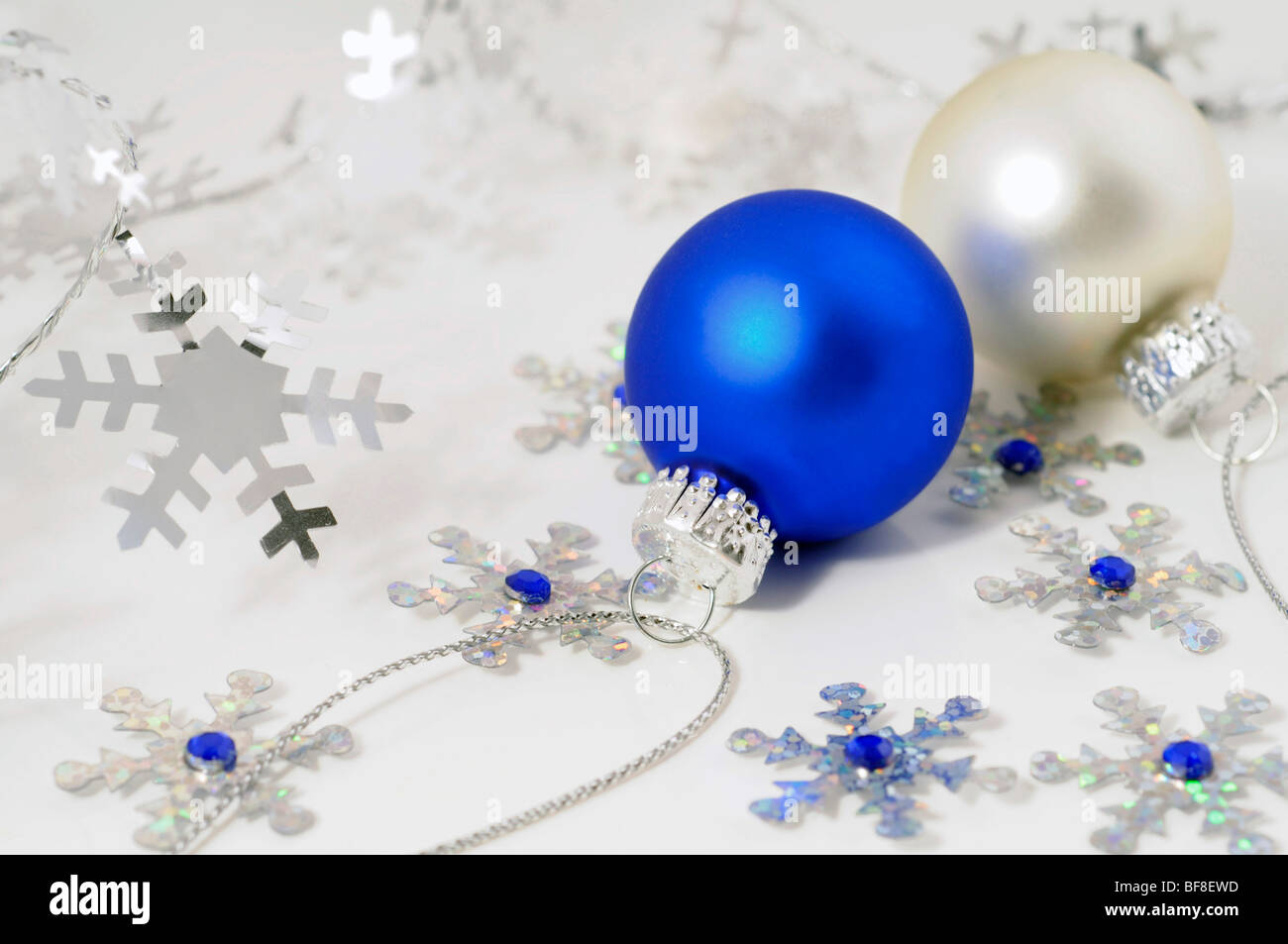 Blauen und silbernen Weihnachtsbaum Ornament Zusammensetzung Stockfoto