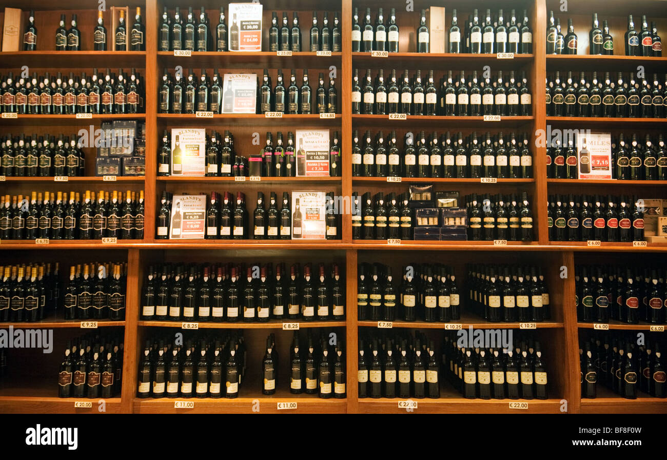 Regale voller Flaschen Madeirawein zu verkaufen, Blandys, Funchal, Madeira Stockfoto