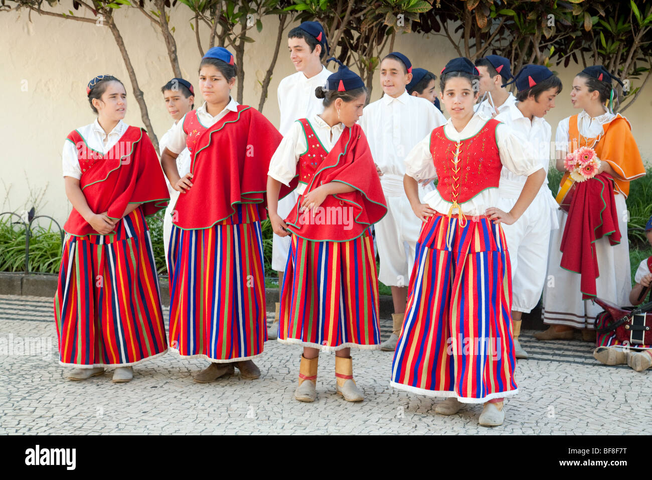 Madeira-Kinder in Tracht Musikinstrumente spielen und tanzen, Funchal, madeira Stockfoto