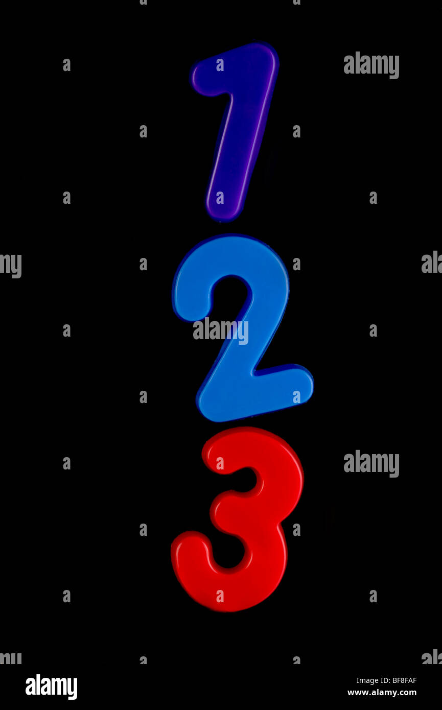 Buchstaben und Zahlen des Alphabets vor schwarzem Hintergrund isoliert Stockfoto