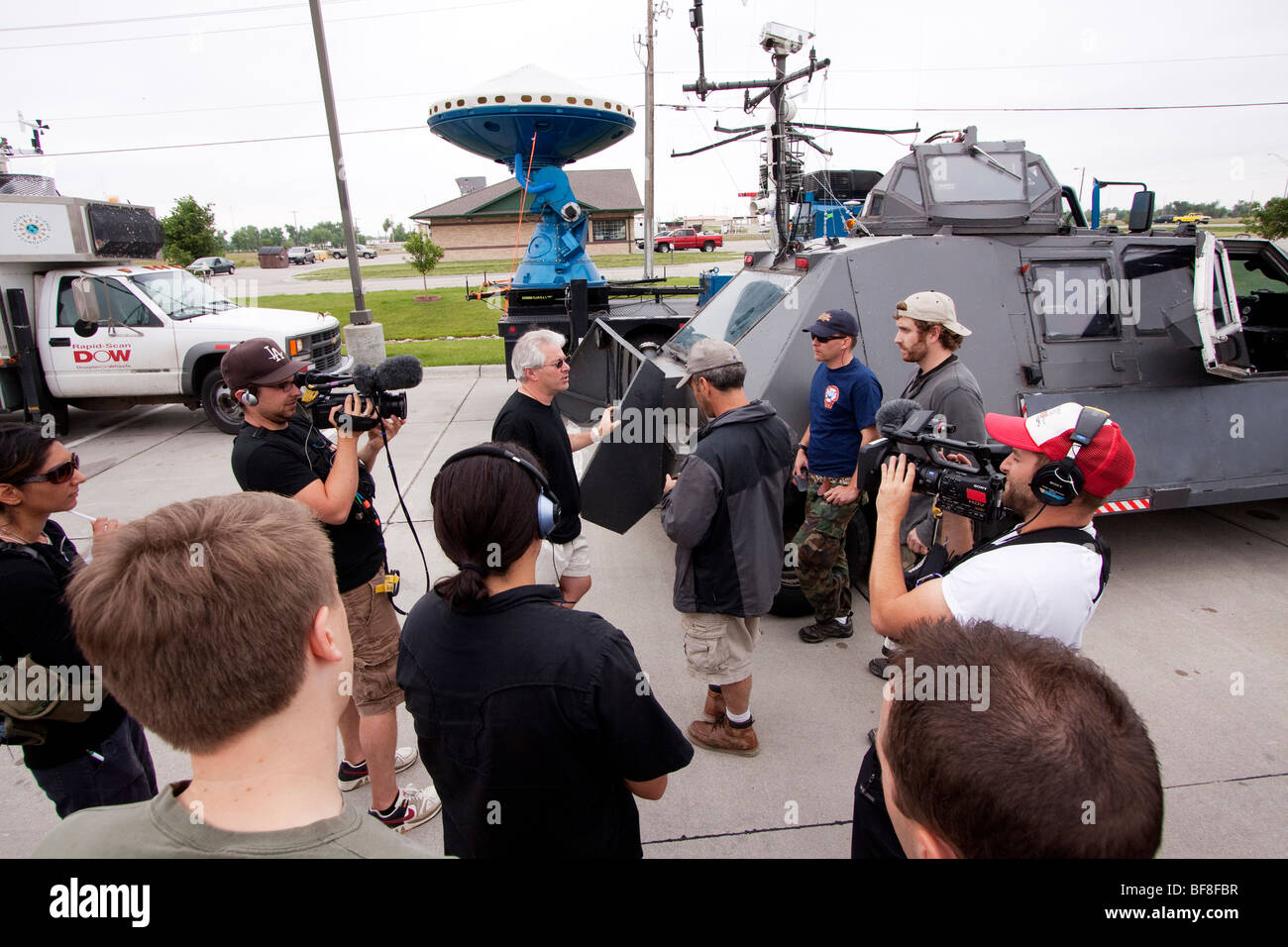 Videofilmer mit dem Discovery Channel film Josh Wurman und Sean Casey in Kearney, Nebraska, USA, 6. Juni 2009 Stockfoto