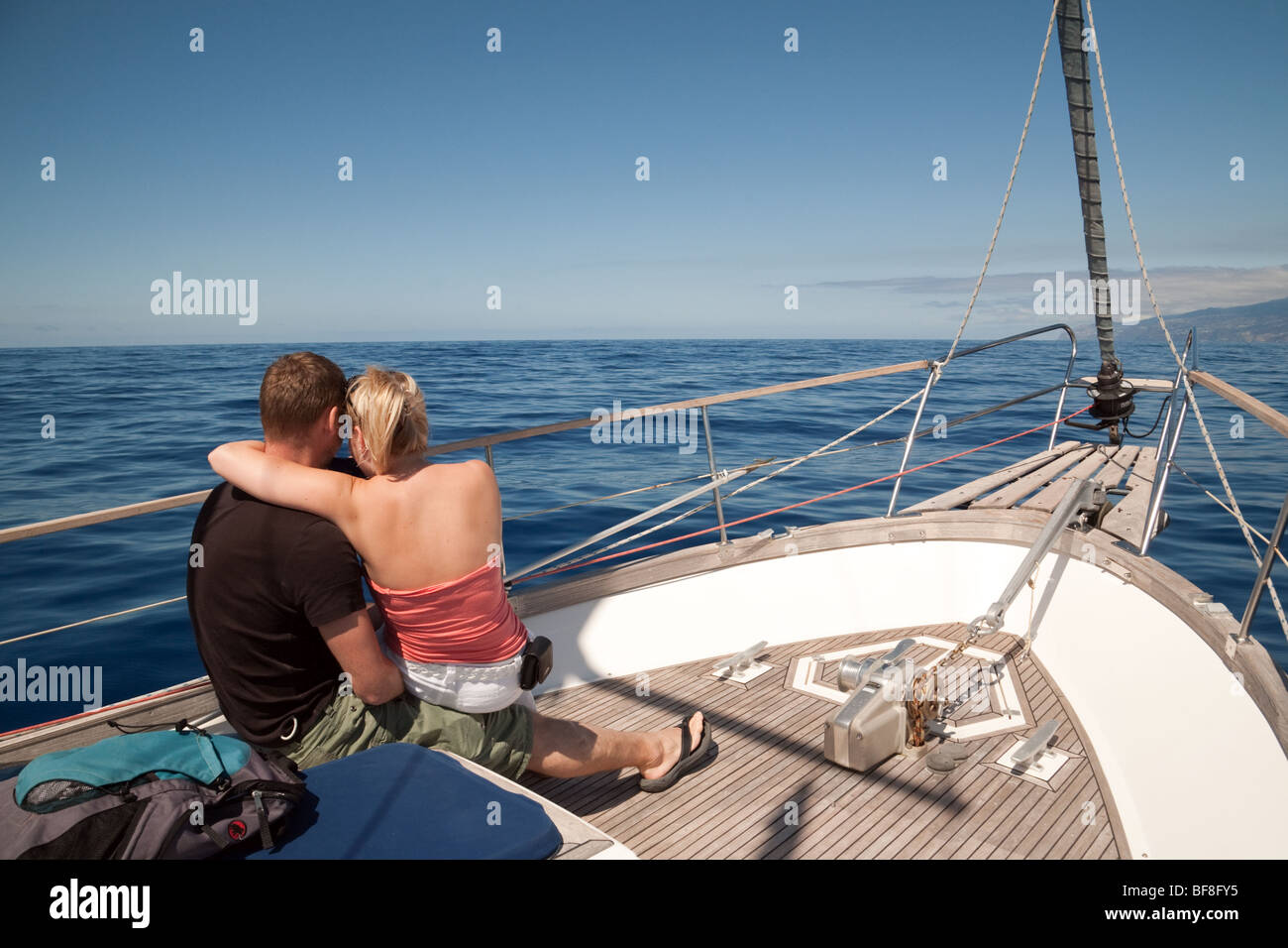 Ein junges Paar gemeinsam entspannen auf einer Segelyacht, Madeira Stockfoto