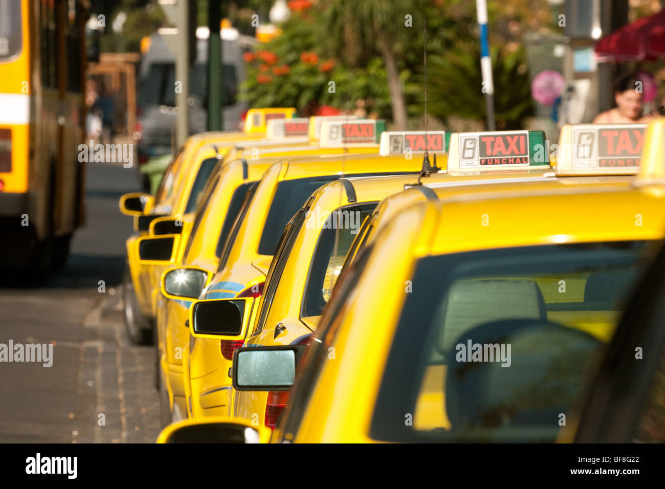 Gelbe taxi taxis taxis Fotos und Bildmaterial in hoher Auflösung Alamy