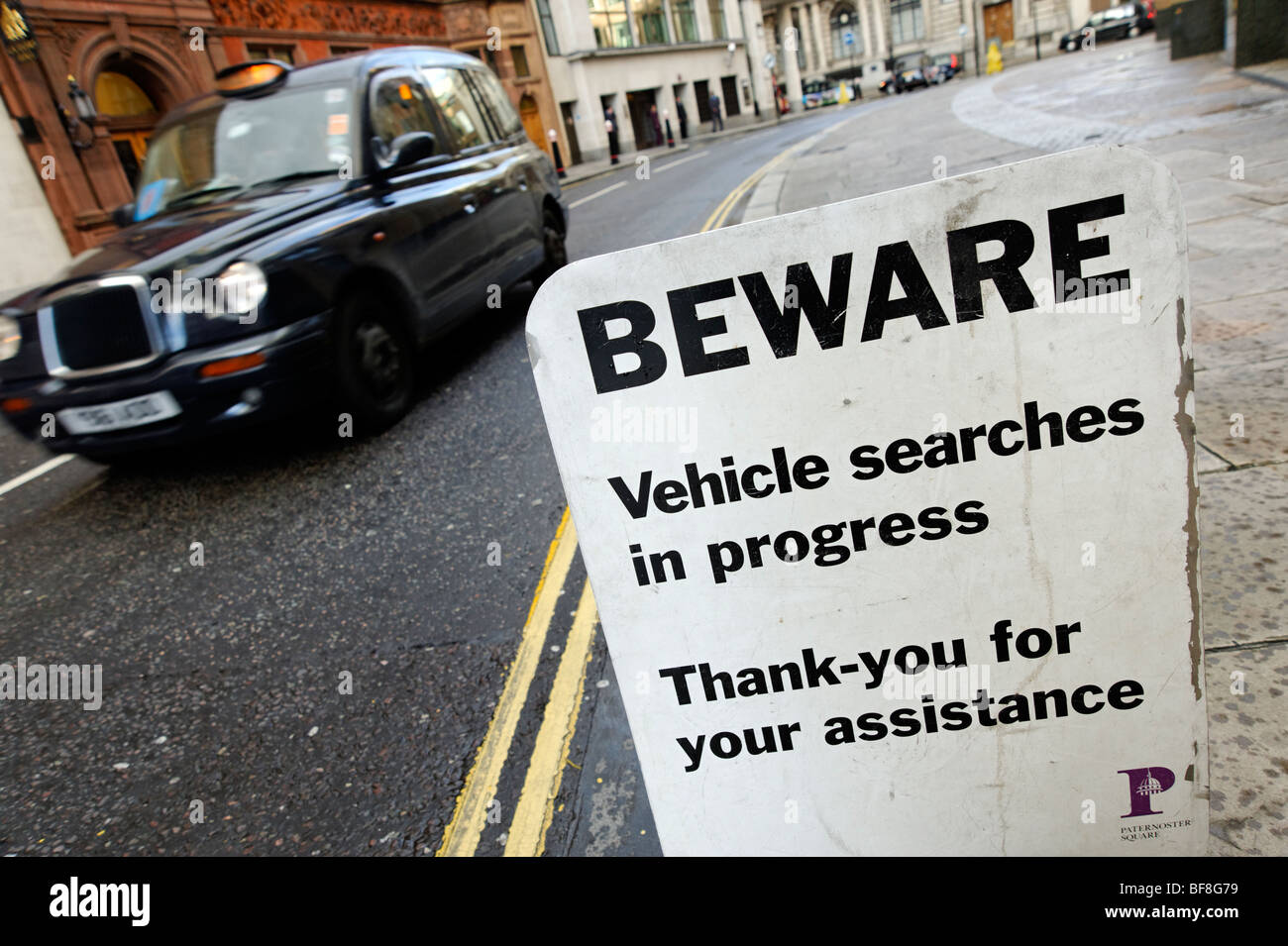 "Vorsicht, Fahrzeug Suche" private Sicherheitsdienste Warnschild am Parkplatz Eingang. City of London. UK 2009. Stockfoto