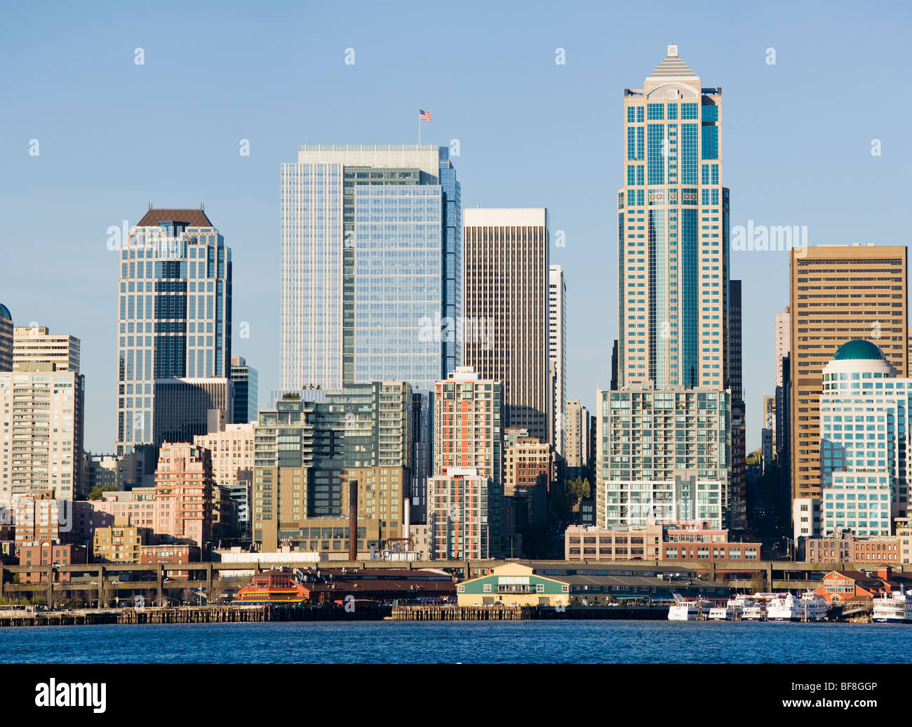 Downtown Seattle Gebäude und Waterfront an der Elliott Bay, Seattle, WA, USA Stockfoto
