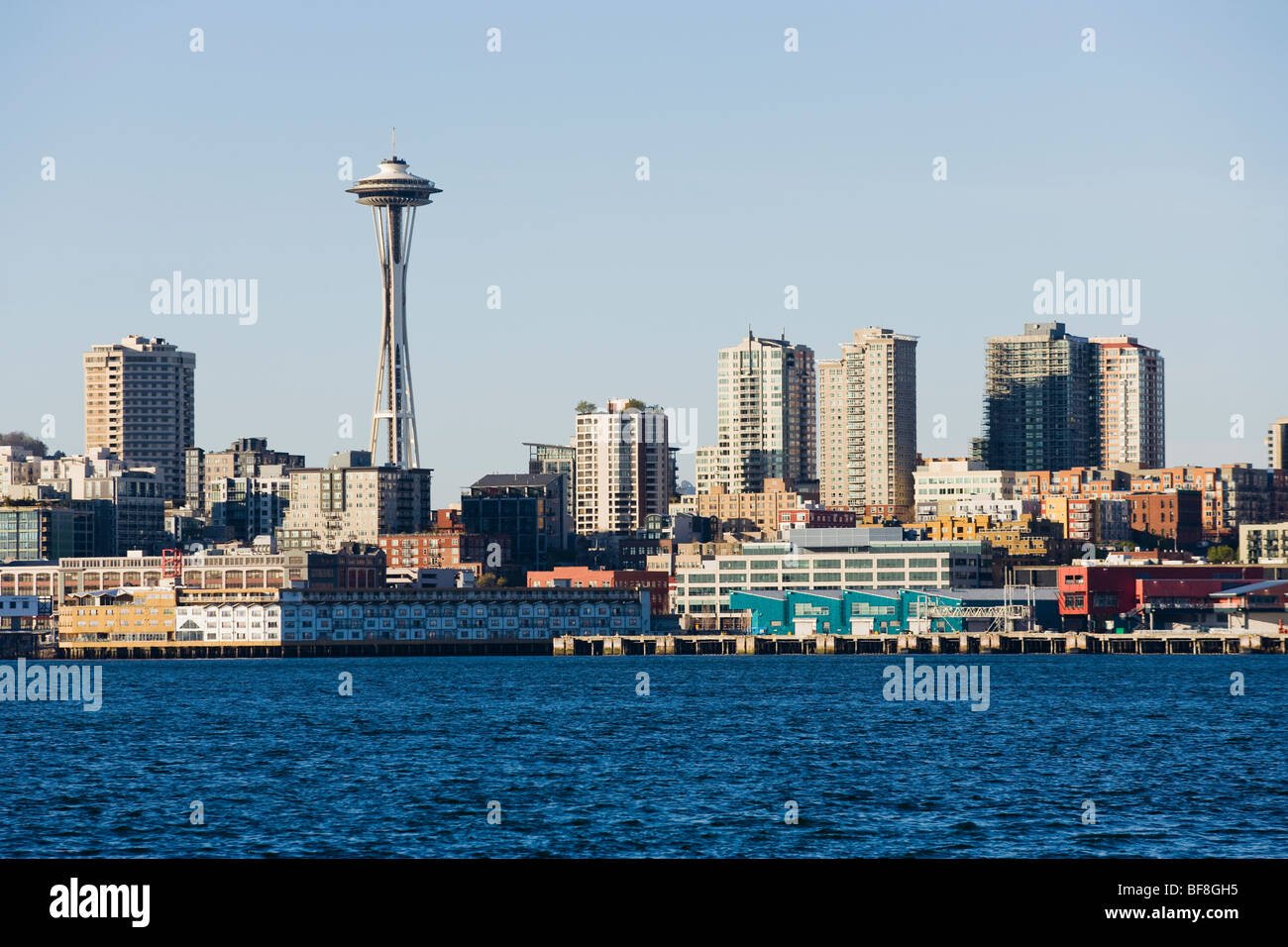 Die Seattle Space Needle und die umliegenden Gebäude an der Elliott Bay Waterfront. Stockfoto