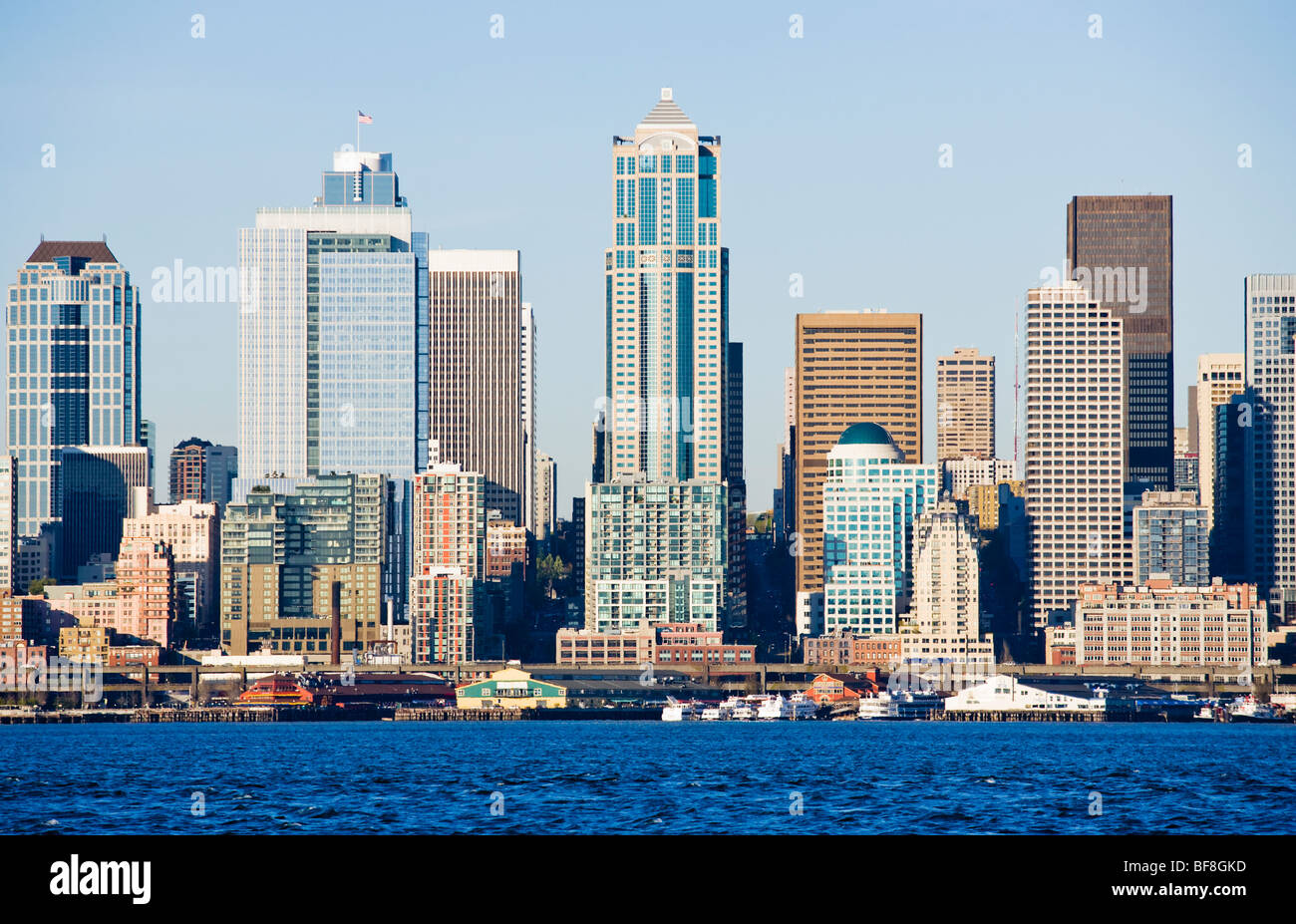 Downtown Seattle Gebäude und Waterfront an der Elliott Bay, Seattle, WA, USA Stockfoto