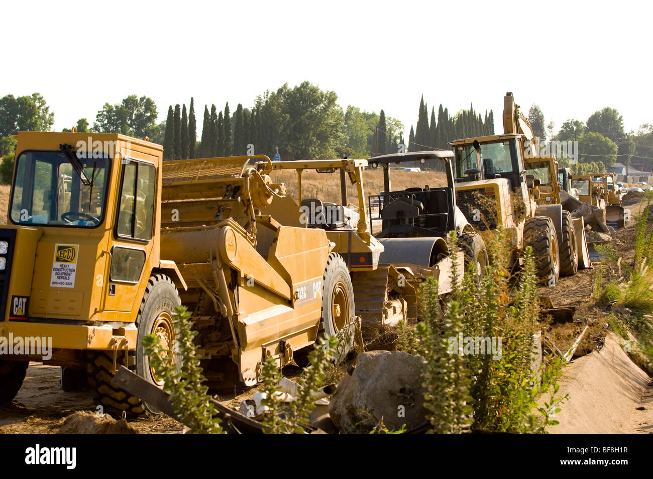 Erde bewegen, Abriss und Pflaster Ausstattungslinie arbeiten die Seite der Autobahn während der Garden Grove Freeway Verbesserung. Stockfoto