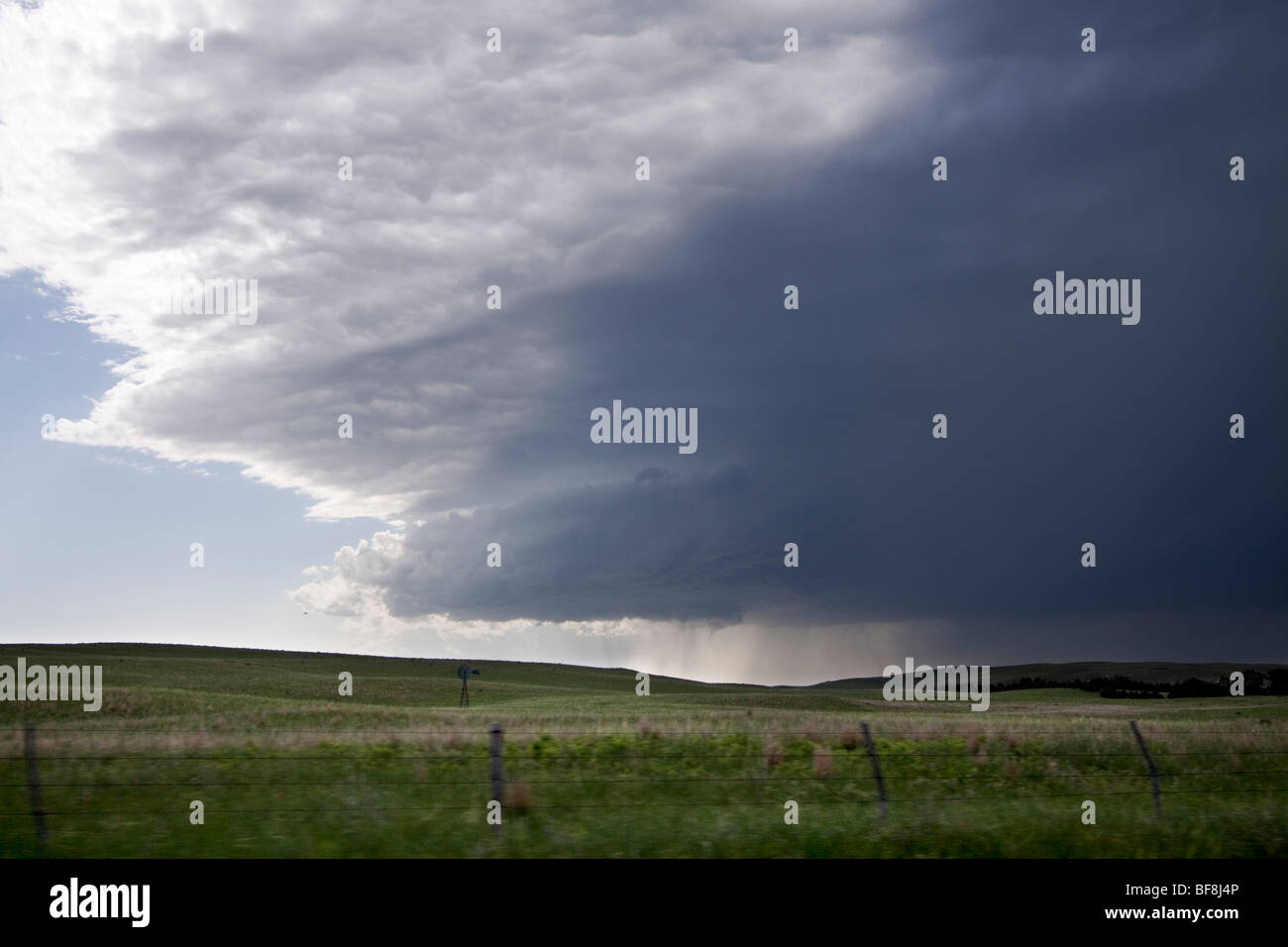 Ein Gewitter in der Ferne im ländlichen Nebraska, 6. Juni 2009. RF Stockfoto