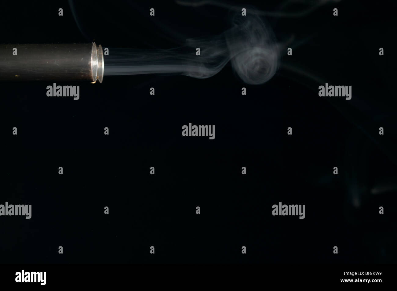 Studioaufnahme von Rauchen 12 Bohrung Schrotflinte Barrel Stockfoto