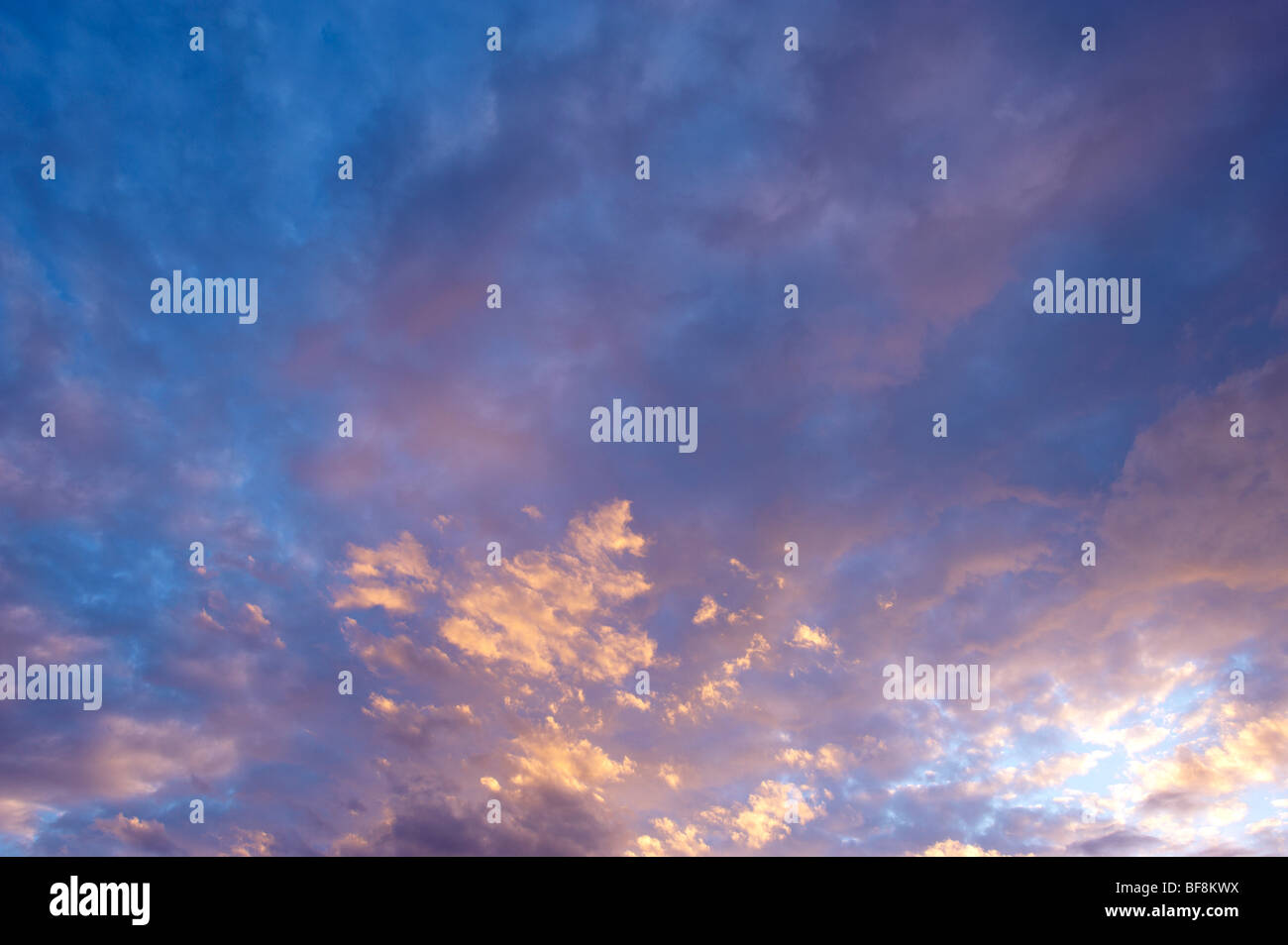 Abenddämmerung Himmel mit Wolken Stockfoto