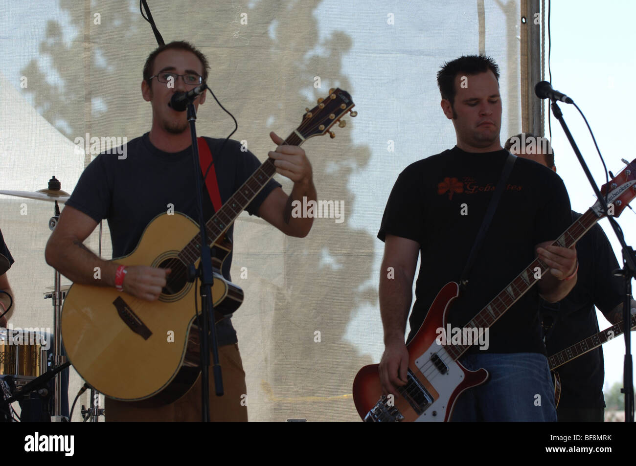 Die Gobshites irische Band spielen eine Konzert im Freien. Stockfoto