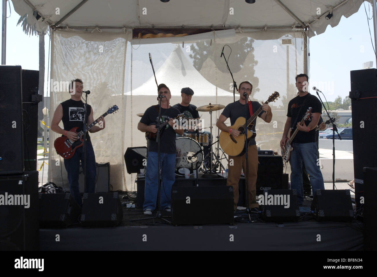 Die Gobshites irische Band spielen eine Konzert im Freien. Stockfoto