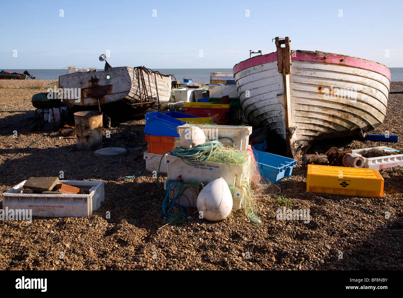 Fischerboote am Strand, Aldeburgh, Suffolk, England. Stockfoto