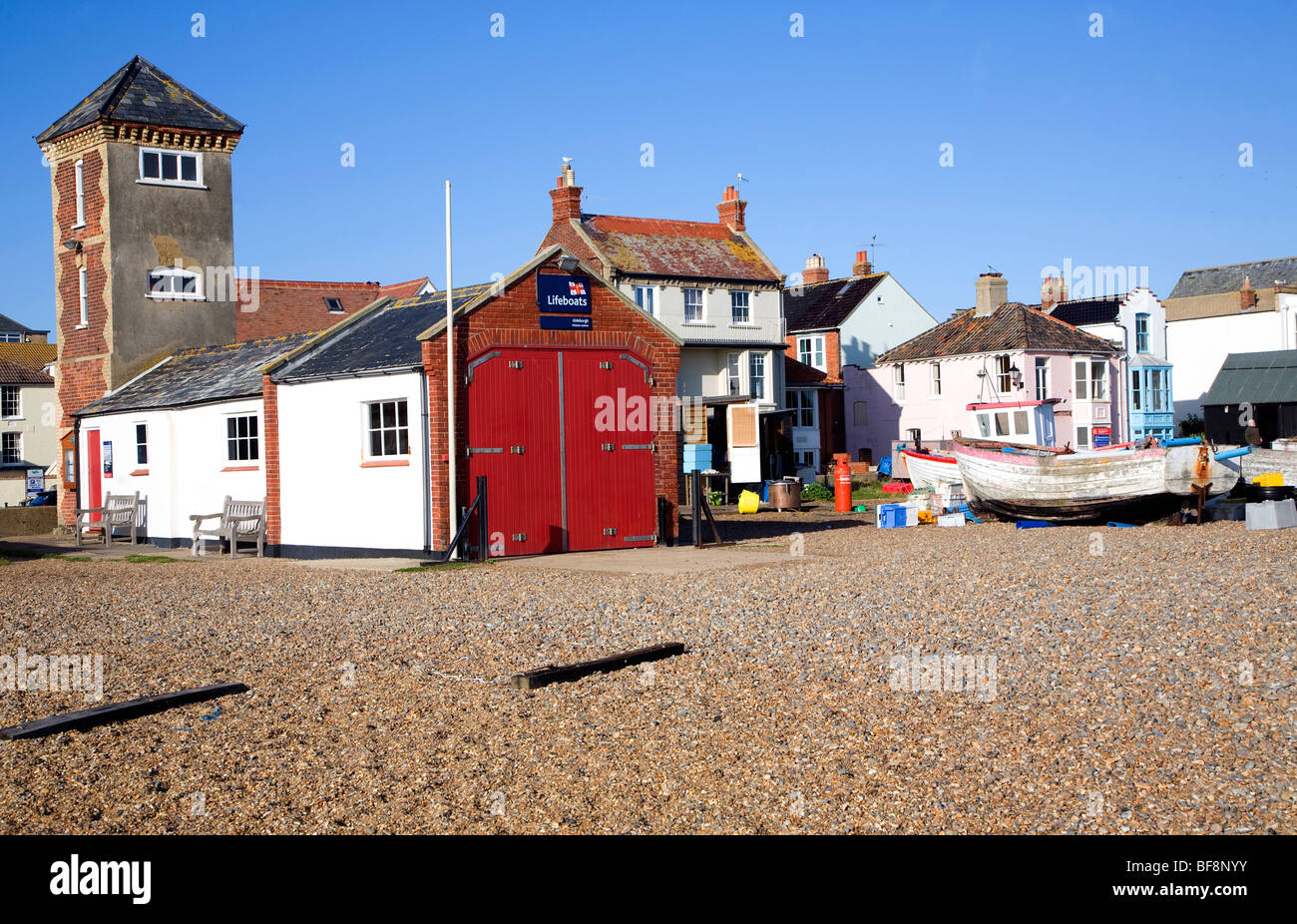 Alten Rettungsboot Bahnhof Angelboote/Fischerboote Aldeburgh, Suffolk, England Stockfoto