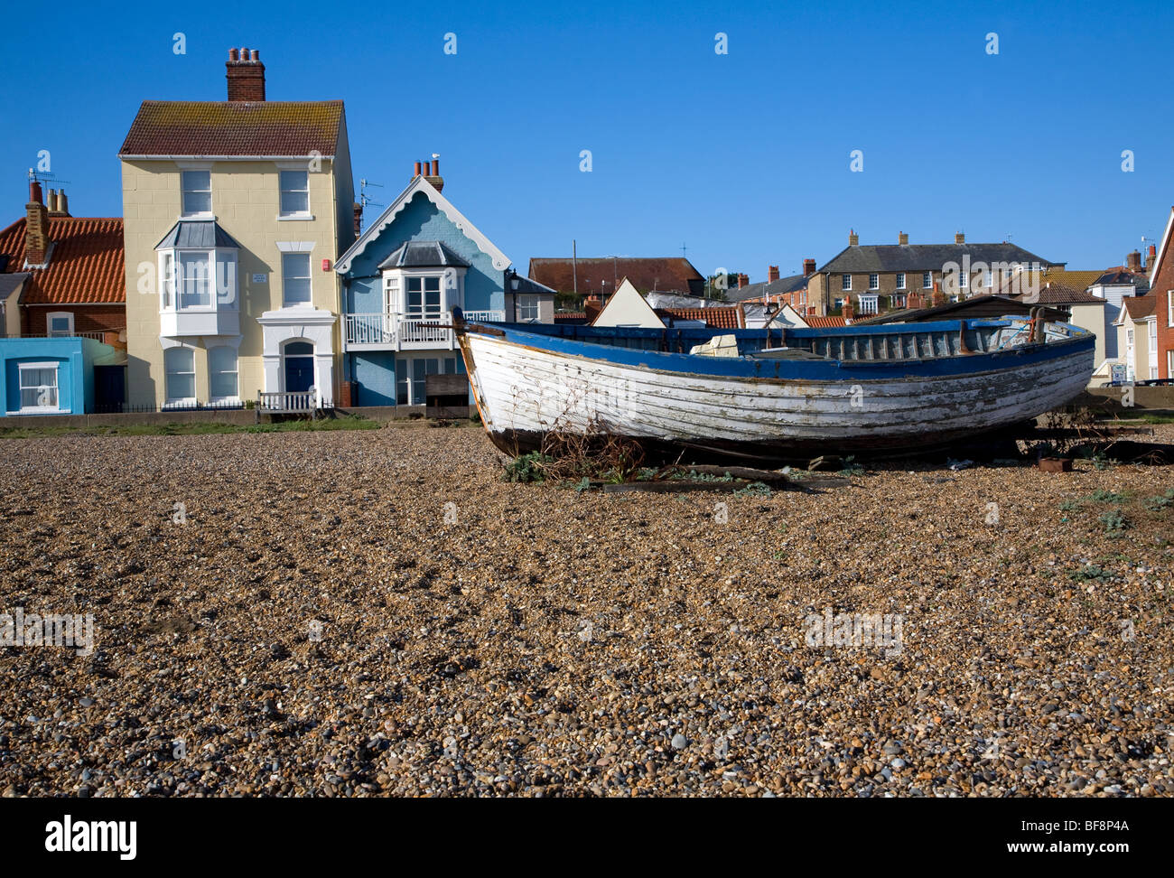 Alten Rettungsboot Bahnhof Angelboote/Fischerboote Aldeburgh, Suffolk, England Stockfoto