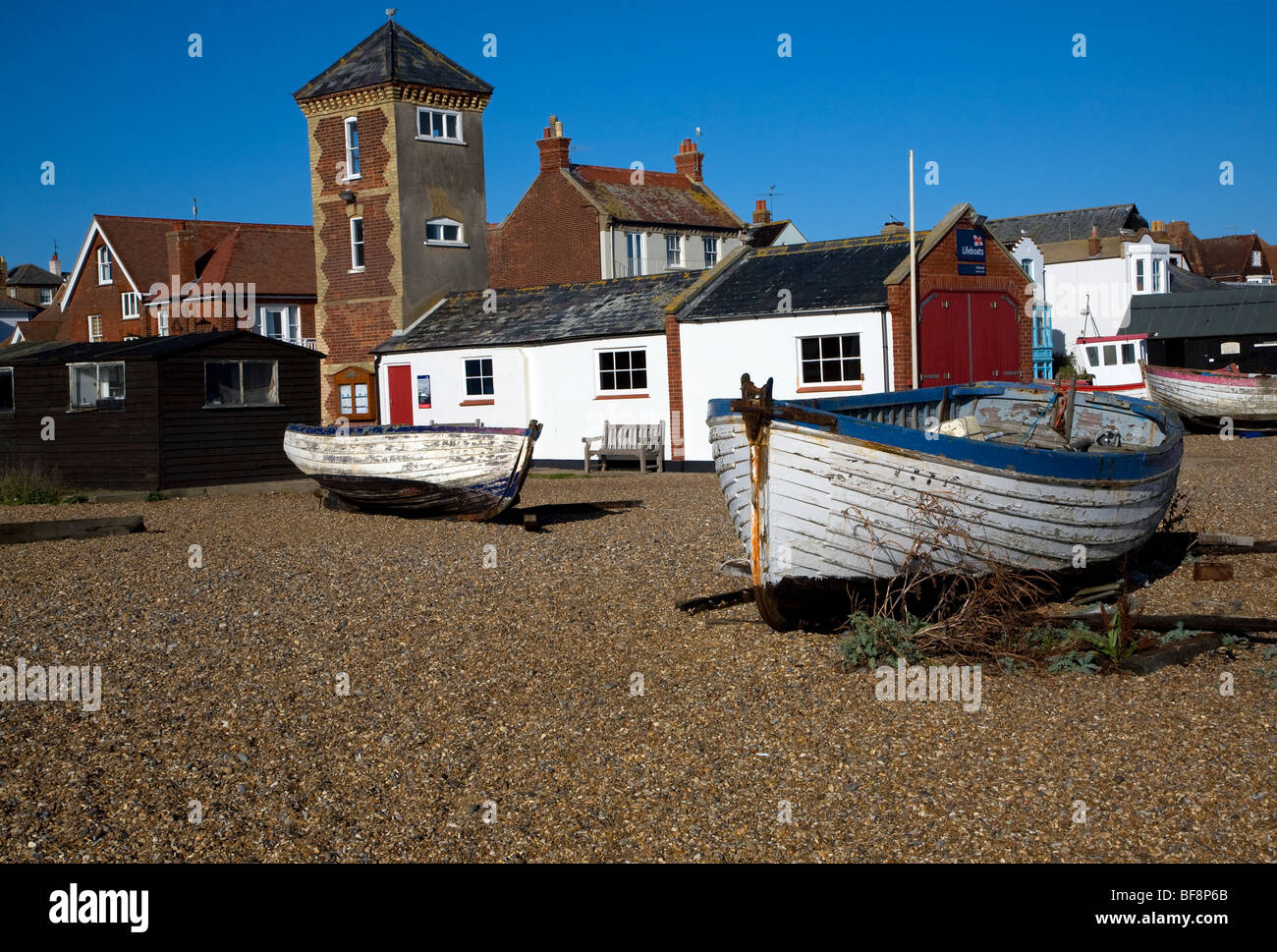 Alten Rettungsboot Bahnhof Angelboote/Fischerboote Aldeburgh, Suffolk, England Stockfoto