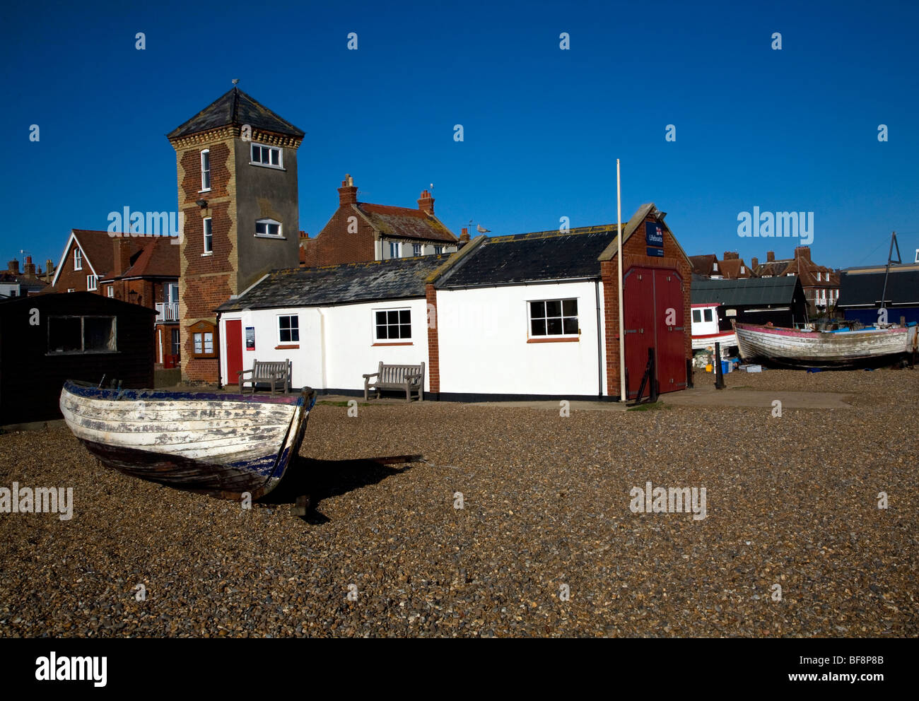 Alten Rettungsboot Bahnhof Angelboote/Fischerboote Aldeburgh, Suffolk, England Stockfoto