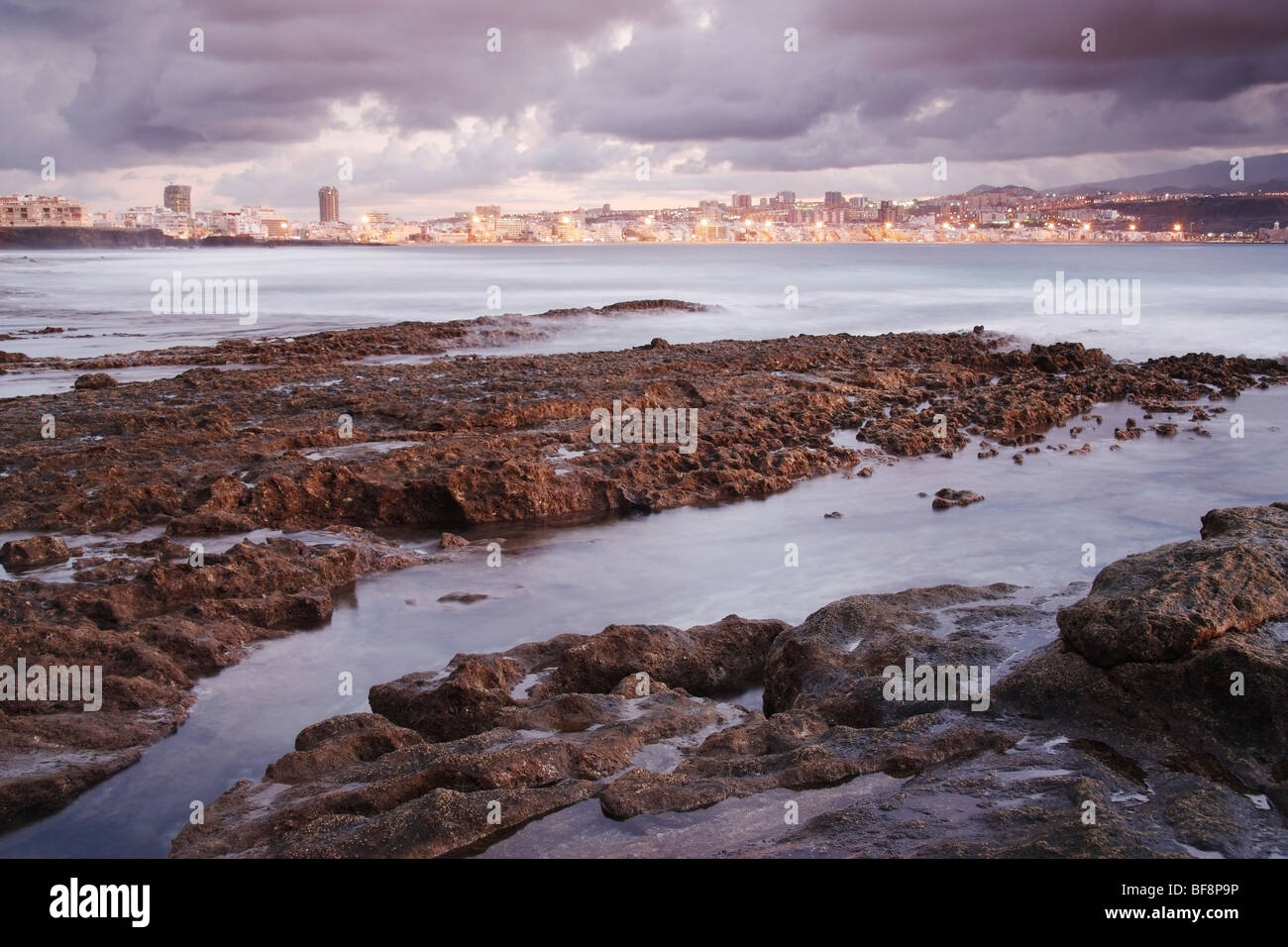 Ansicht von Las Palmas auf Gran Canaria in der Abenddämmerung von El Confital. Stockfoto