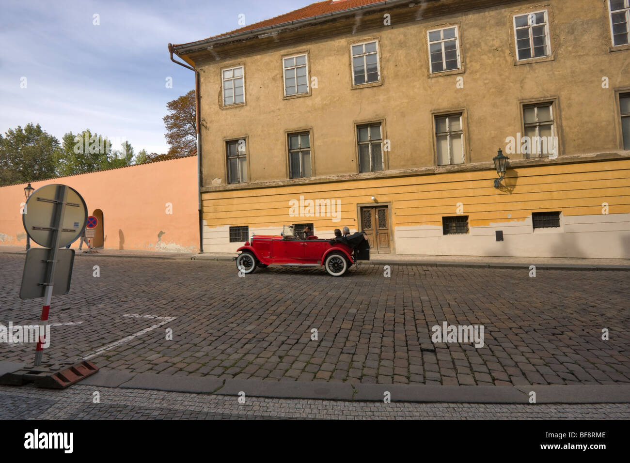 Oldtimer auf Sightseeingtour von Novy Svet, Prag, Tschechische Republik Stockfoto