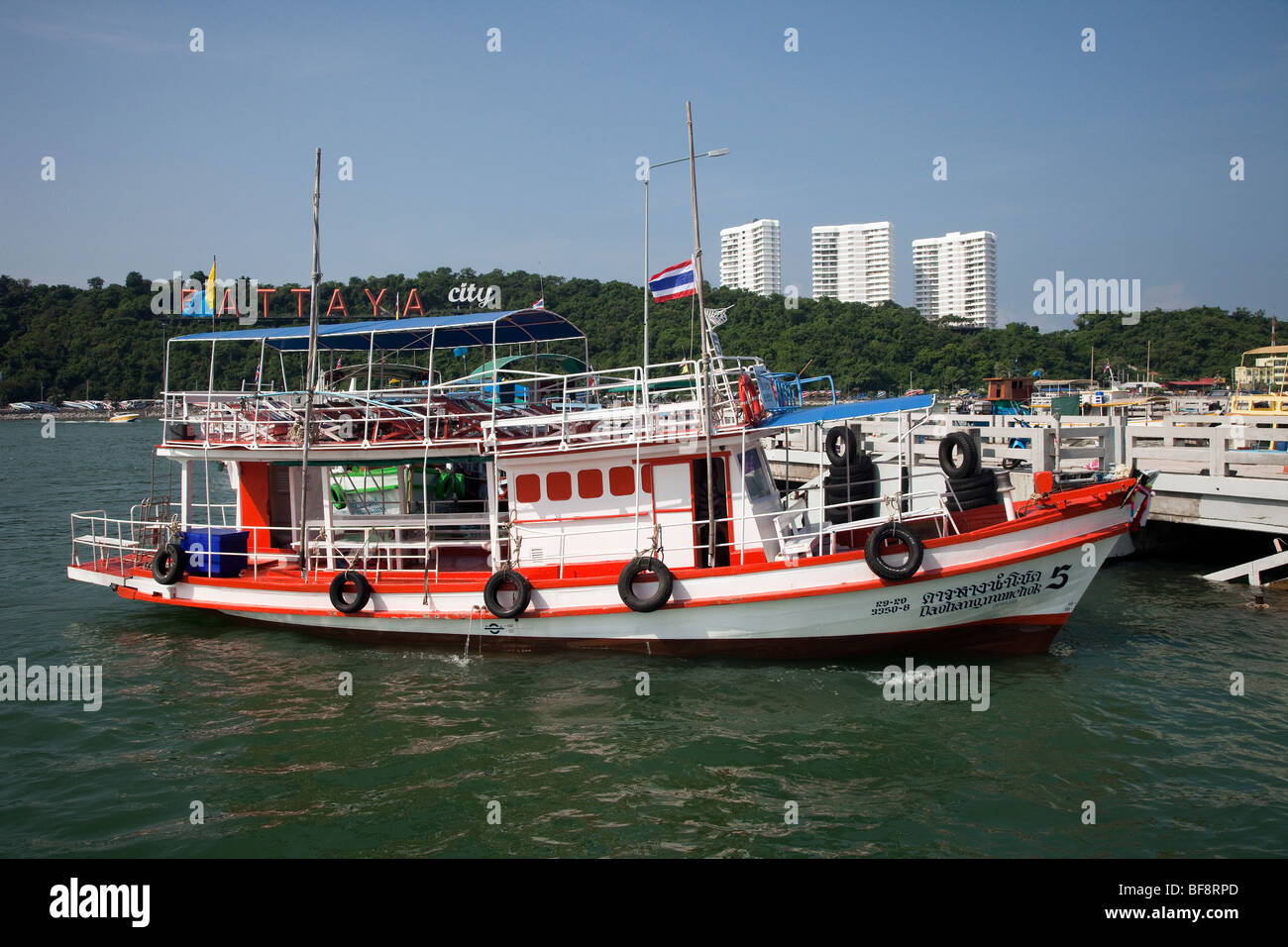 Holz- Fähre an der Pattaya Pier, Thailand Stockfoto