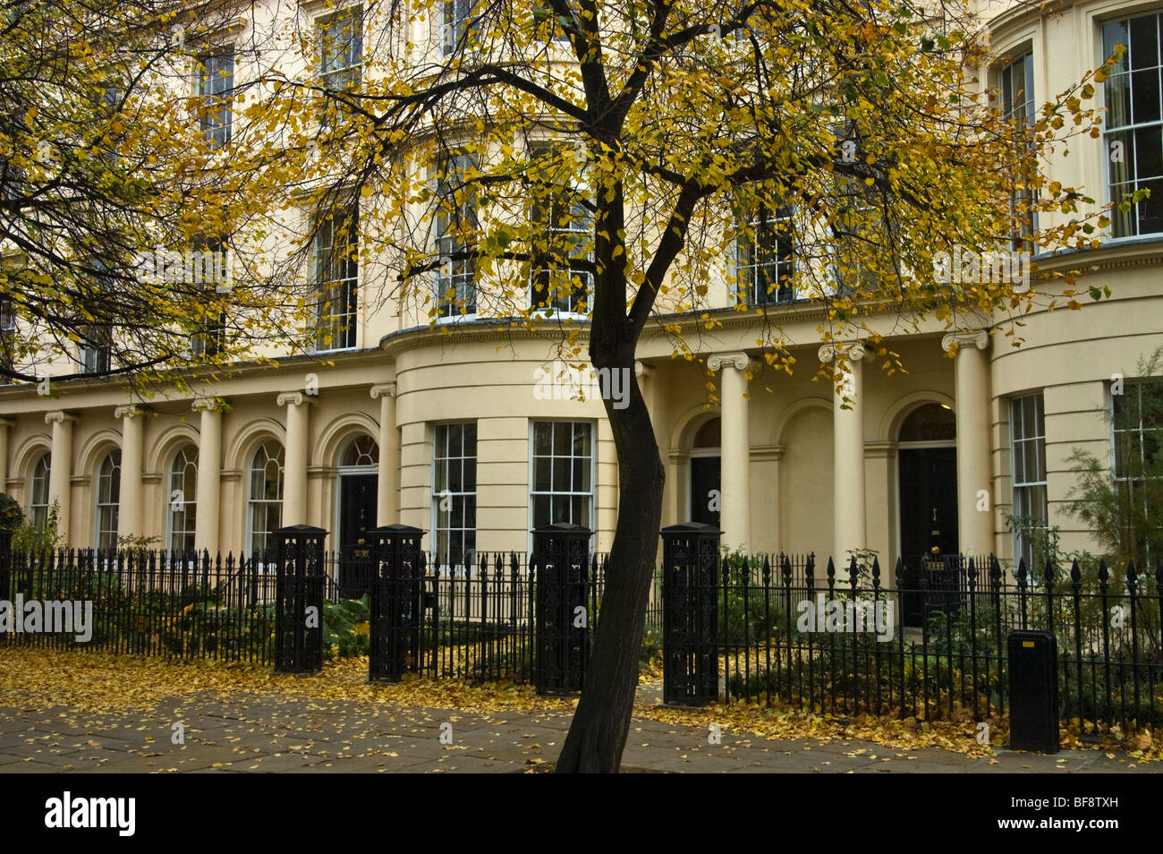 Georgische Reihenhaus befindet sich im Herbst. Park Square East London. Stockfoto