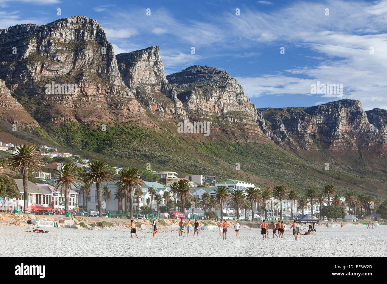Fußball spielen auf Camps Bay Beach, Kapstadt, Südafrika. Stockfoto