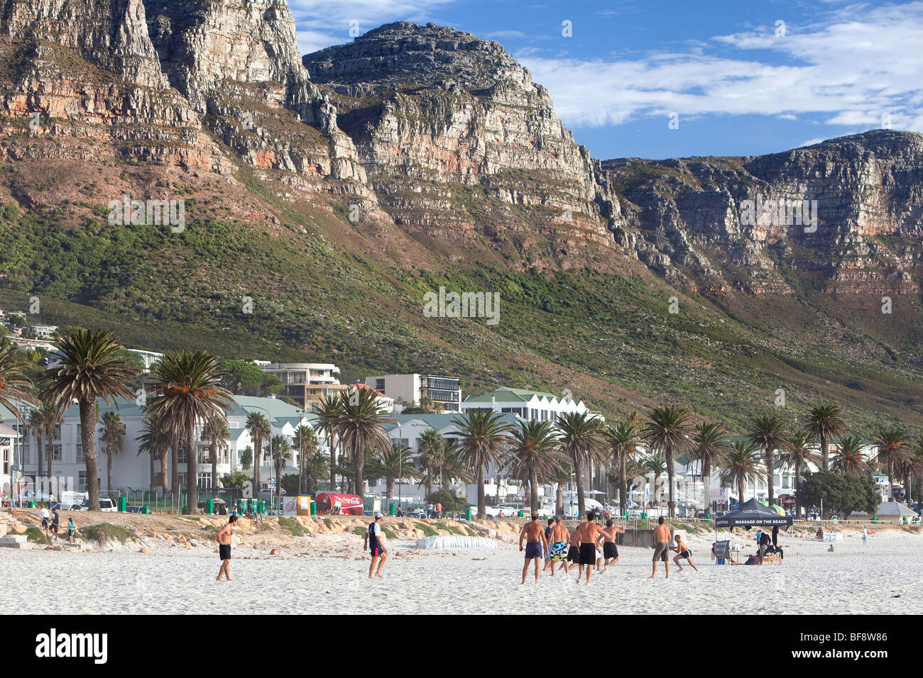 Fußball spielen auf Camps Bay Beach, Kapstadt, Südafrika Stockfoto