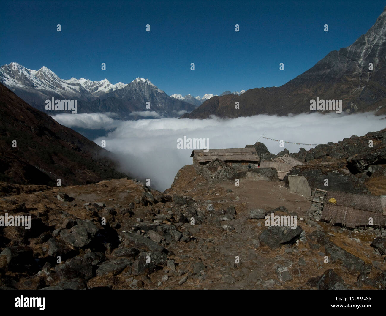 Mera-Nationalpark. Sherpa-Hütten oder Berghütten auf den Pfaden entlang der Gebirgstäler. Nepal. Stockfoto