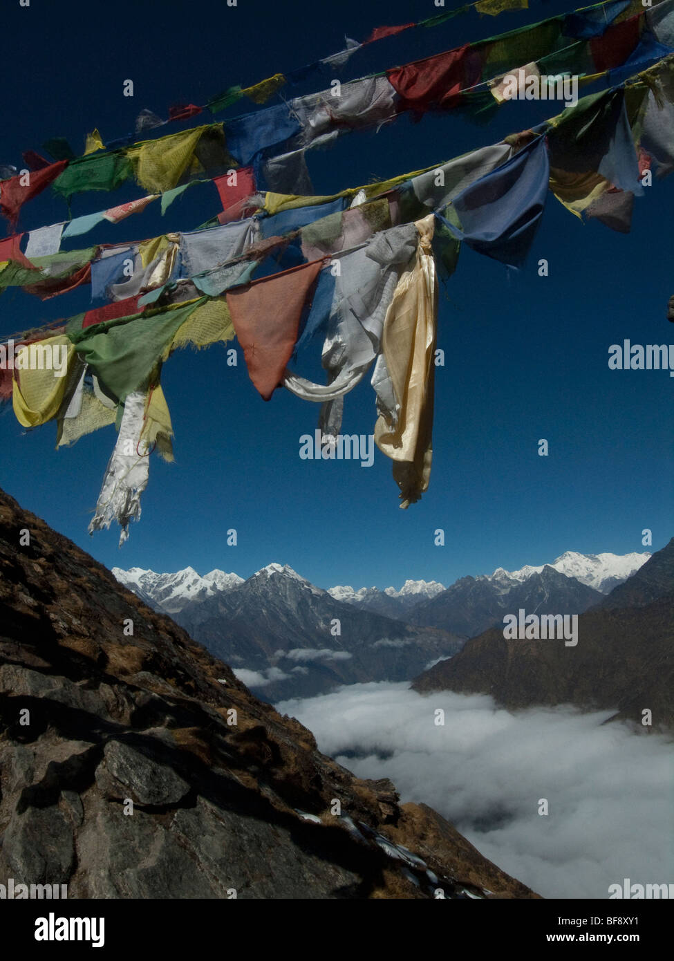 Gebetsfahnen werden an die Bergpfade auf die Bergketten von Nepal aus Seilen aufgehängt. Stockfoto