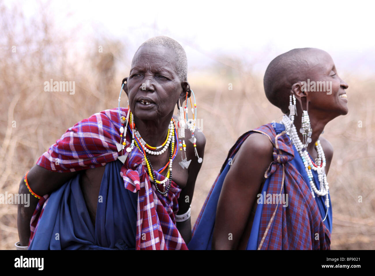 Masai Frauen tanzen In Engaruka Dorf, Rift Valley, Tansania Stockfoto