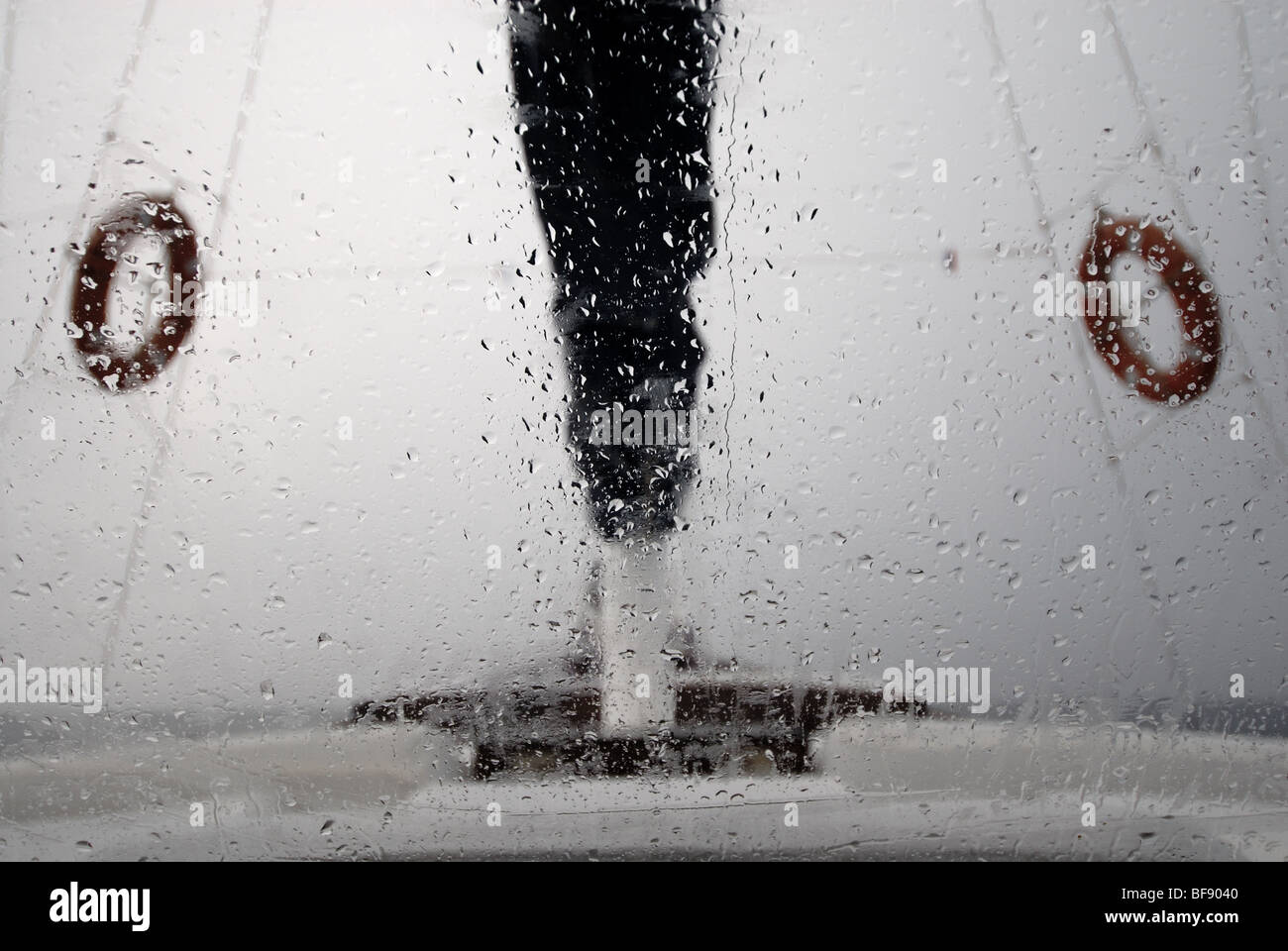 Segelboot segeln bei stürmischem Wetter Stockfoto