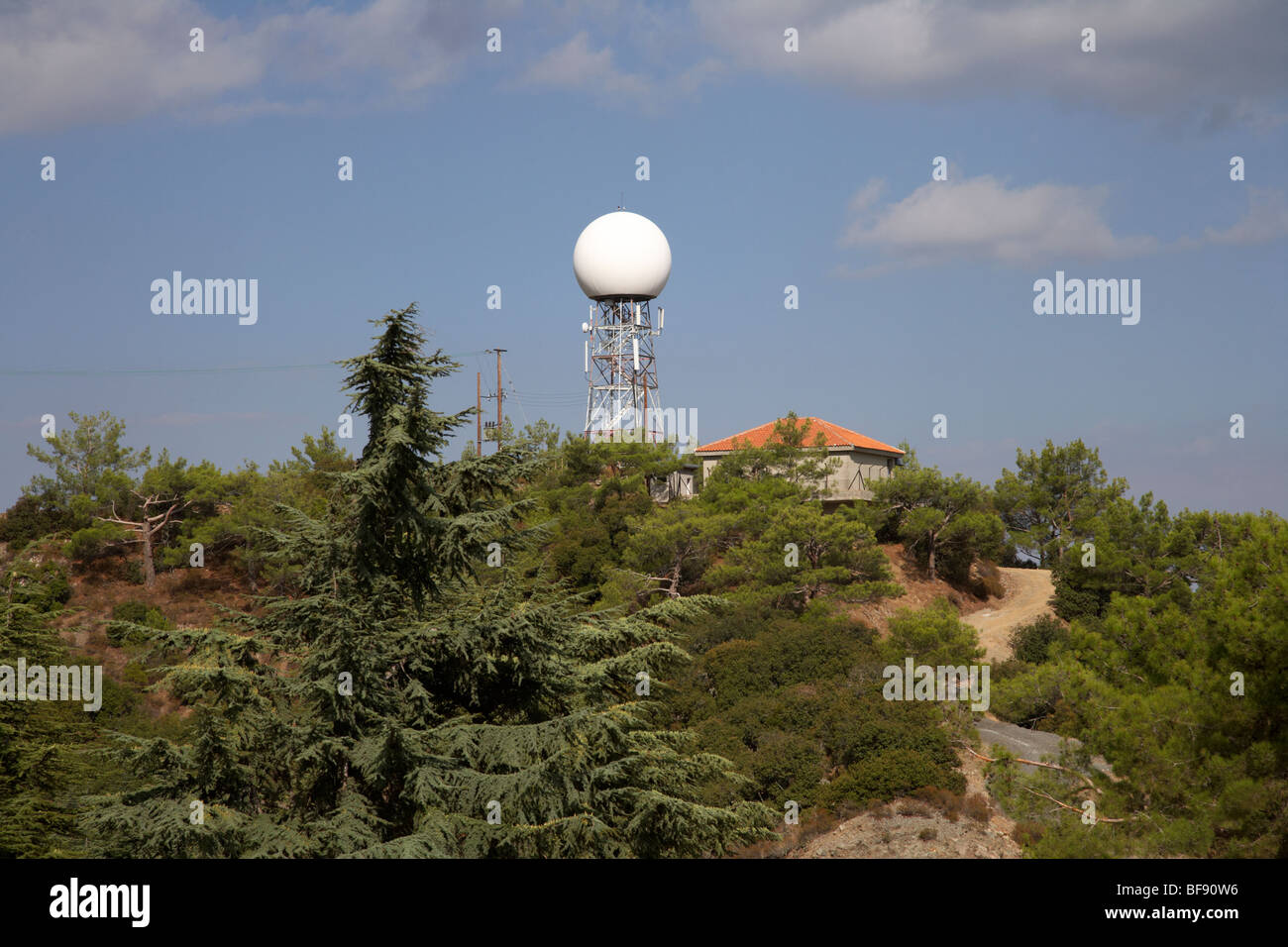 Griechisch-zypriotische Militärbasis Wetterstation auf dem Berg Der Berg throni nach Norden in Richtung Nord zypern Troodos Stockfoto